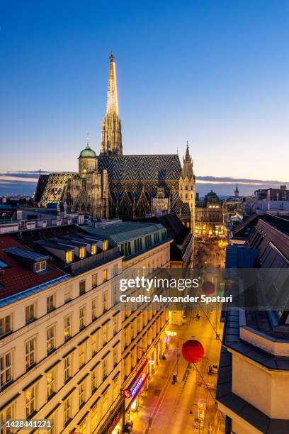 st. stephen's cathedral illuminated at dusk, vienna, austria - st stephens cathedral vienna stock pictures, royalty-free photos & images