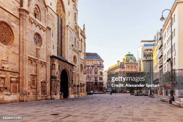 empty stephansplatz square and st stephen's cathedral in the morning, vienna, austria - vienna fotografías e imágenes de stock