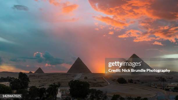 sunset, the pyramids, giza, egypt. - gizeh piramides imagens e fotografias de stock