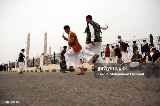 Yemen Dance Photos and Premium High Res Pictures - Getty Images