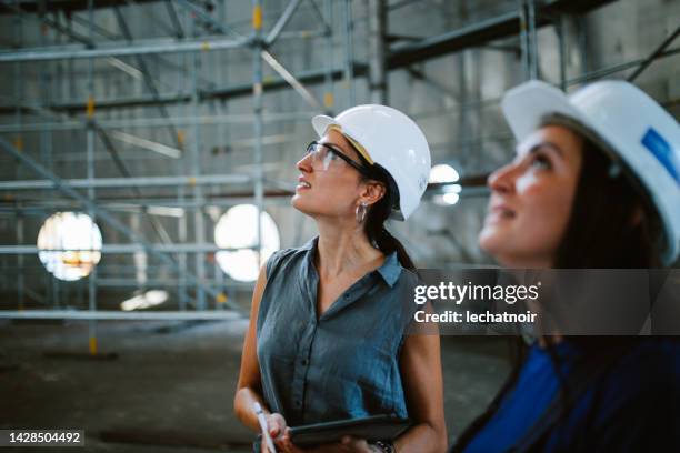 female engineers at work at the power plant - production of trumpchi suvs at a guangzhou automobile group co plant stockfoto's en -beelden