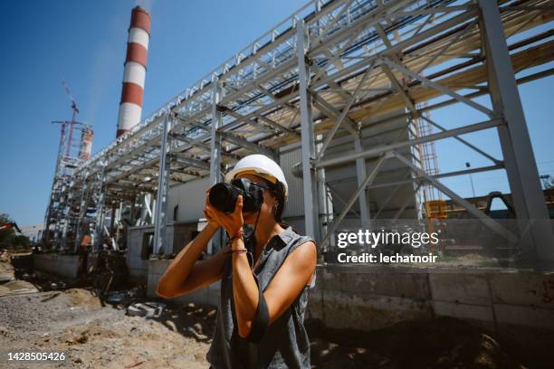 journalistin fotografiert das kraftwerk - medienberuf stock-fotos und bilder
