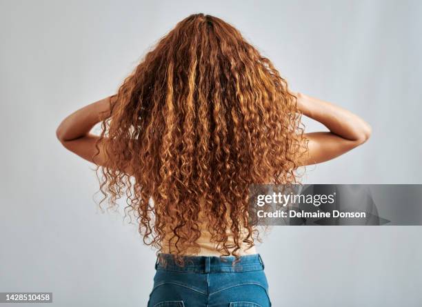 donna con capelli sani, naturali e rossi con rilassamento riccio, rame o rosso bellezza acconciatura posteriore vista. shampoo salone cura dei capelli o ragazza rossa che gioca con i capelli rossi puliti isolati su priorità bassa grigia - capelli lunghi foto e immagini stock