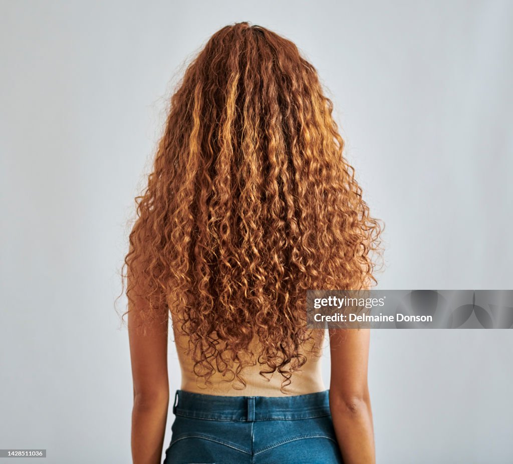 El cabello natural y saludable de la mujer muestra crecimiento, textura y salud en el estudio. Mujer de Brasil con extensión de peinado ondulado, tejido o texturas rizadas en un salón de belleza estilo permanente con fondo blanco