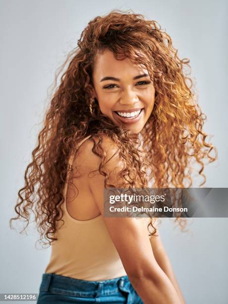 スタジオグレーの背景に黒人女性との肖像画、笑顔と髪の美しさ。幸せな女の子のファッションモデル、巻き毛とウェルネス、スキンケア、ヘアケアのための化粧品スパトリートメント後の� - beautiful woman ストックフォトと画像