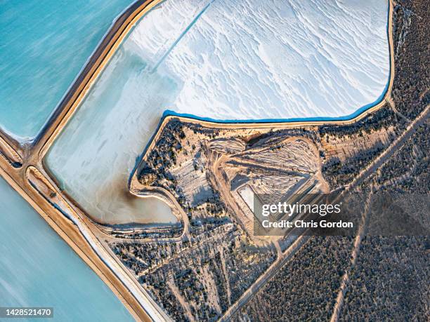 vista aerea astratta delle saline - mining low angle foto e immagini stock