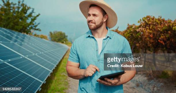 man, tablet or solar energy farm engineer thinking or planning future renewable goal, sustainability sun grid or electricity power. smile, happy or innovation farmer with biodegradable industry plant - agriculture happy stockfoto's en -beelden
