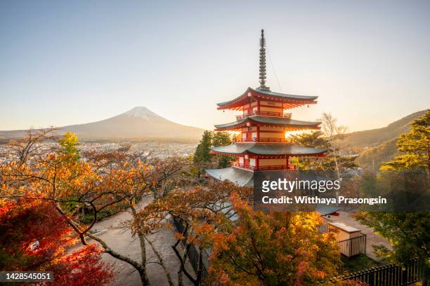 chureito pagoda and mt.fuji at sunset - japonês imagens e fotografias de stock