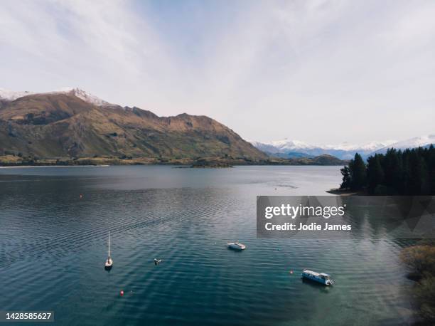 wanaka new zealand boats on the lake - lago wanaka - fotografias e filmes do acervo