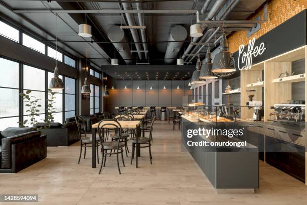 interno vuoto della caffetteria con tavoli in legno, macchina per il caffè, pasticcini e luci a sospensione - locale di ristoro foto e immagini stock