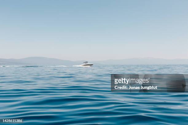 boat at lake - bateau à moteur photos et images de collection