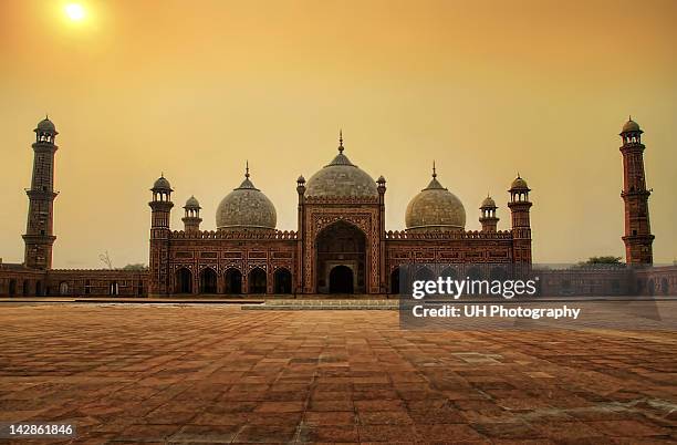 badshahi mosque - mezquita de badshahi fotografías e imágenes de stock