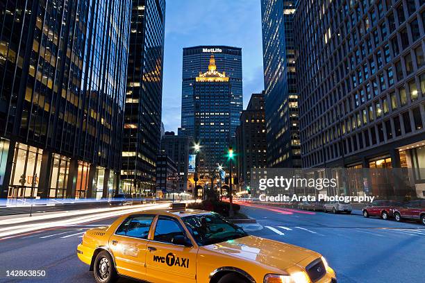 metlife building and yellow cab - metlife building stock pictures, royalty-free photos & images