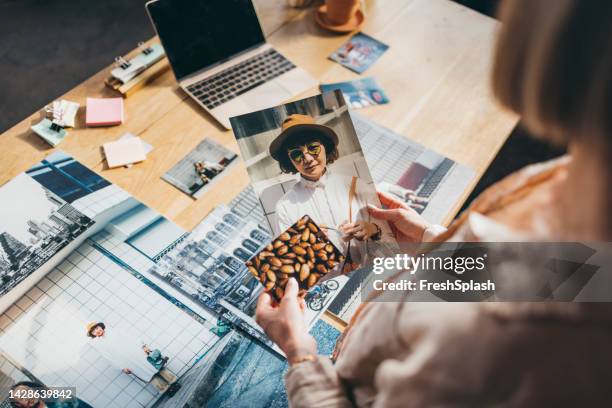 une femme d’affaires méconnaissable travaillant sur son projet de photographie - blank book on desk photos et images de collection