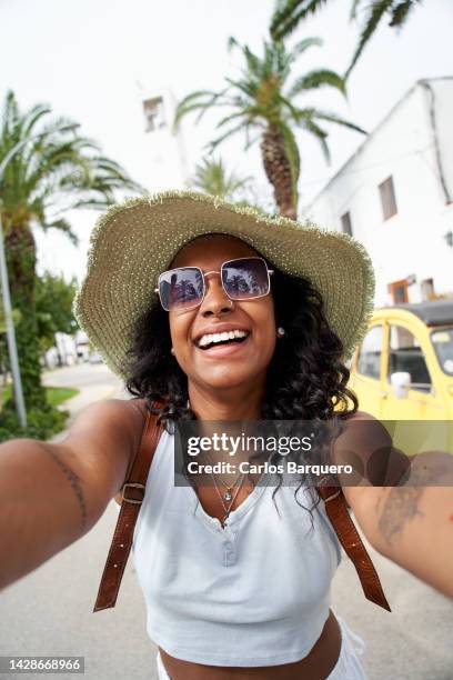 happy selfie of woman at palm beach village in summer time enjoying her holidays at caribbean island. - barcelona free stock-fotos und bilder