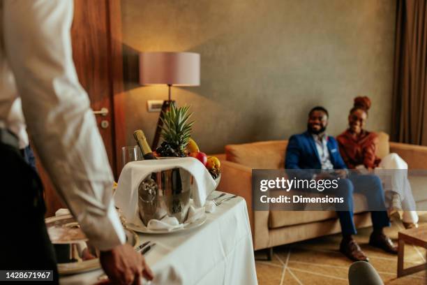 diserbo anniversario vacanza di lusso. - servizio in camera foto e immagini stock