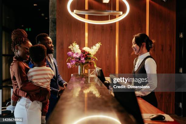 busy front desk at hotel. - hotel stockfoto's en -beelden