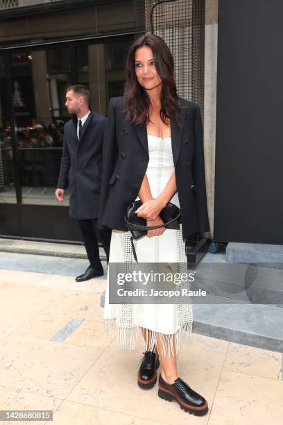 Katie Holmes attends the Chloe Womenswear Spring/Summer 2023 show as part of Paris Fashion Week on September 29, 2022 in Paris, France.