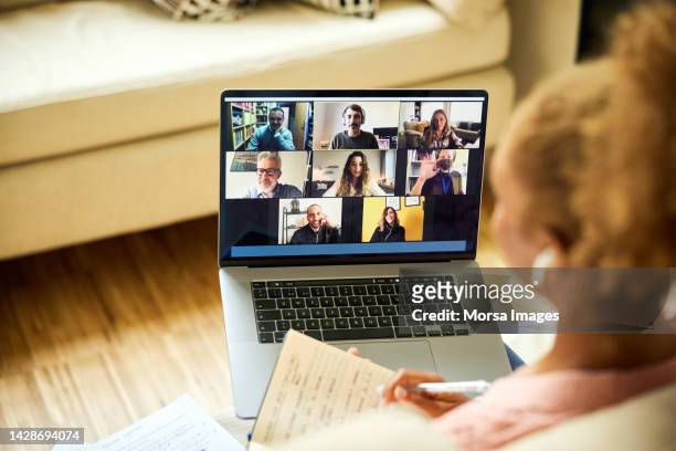 woman planning strategy with colleagues in meeting - video call stock-fotos und bilder