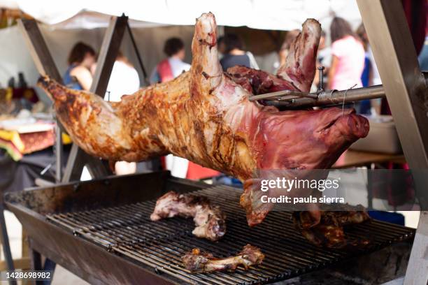 pig roast - banquet stockfoto's en -beelden