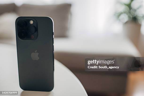 apple iphone 14 pro space black color version - using iphone imagens e fotografias de stock