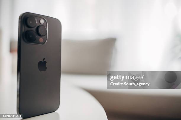 アップルのiphone 14プロスペースブラックカラーバージョン - number 14 ストックフォトと画像