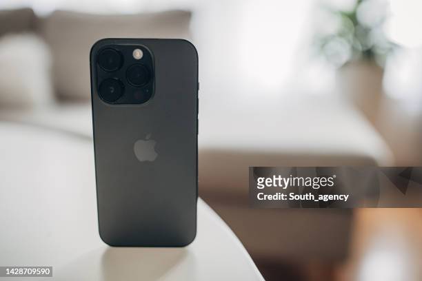 apple iphone 14 pro space black color version - number 14 stockfoto's en -beelden
