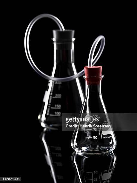 laboratory flasks - tubo equipamento de laboratório - fotografias e filmes do acervo