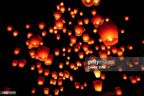 sky lanterns in pinghsi - lanterna chinesa imagens e fotografias de stock