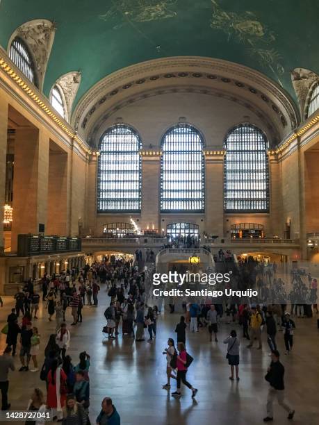 rushing commuters at grand central terminal - grand central station manhattan stockfoto's en -beelden