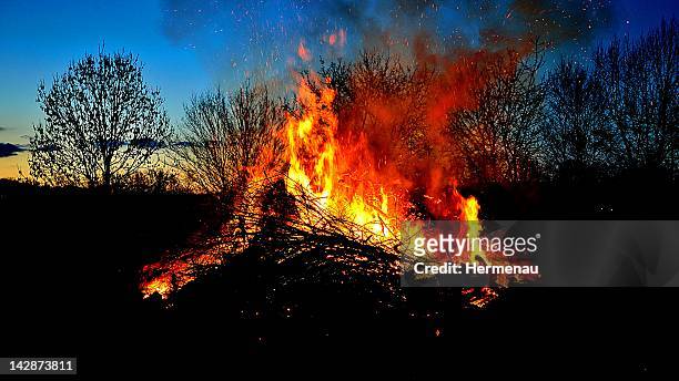 osterfeuer - osterfeuer stock pictures, royalty-free photos & images