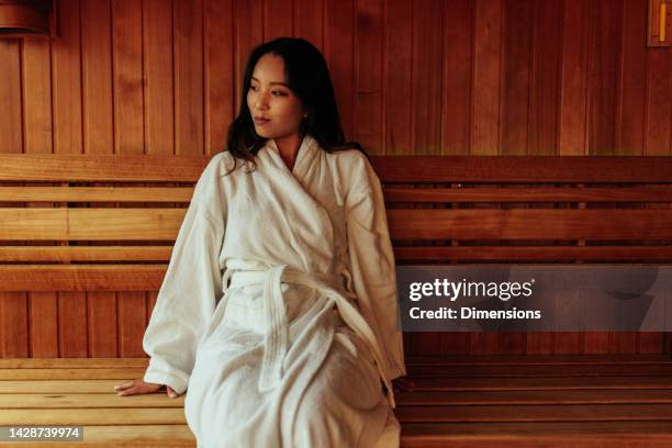 bella donna asiatica in sauna. - accappatoio foto e immagini stock