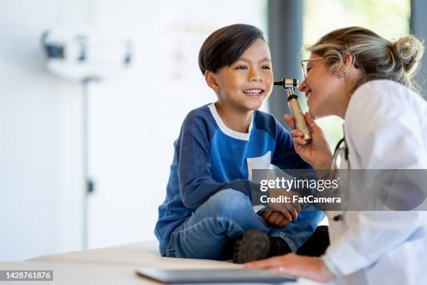 boy goes to the doctor - kinderarts stockfoto's en -beelden