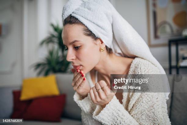 routine di bellezza quotidiana - secco foto e immagini stock