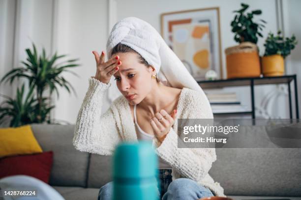 routine di bellezza quotidiana - secco foto e immagini stock