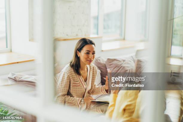 two women are sitting and talking - two women talking stockfoto's en -beelden