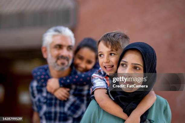 vinculación familiar de inmigrantes - family politics fotografías e imágenes de stock