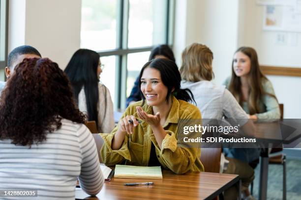 studentin lächelt, wenn sie mit freunden studiert - schülerin der sekundarstufe stock-fotos und bilder