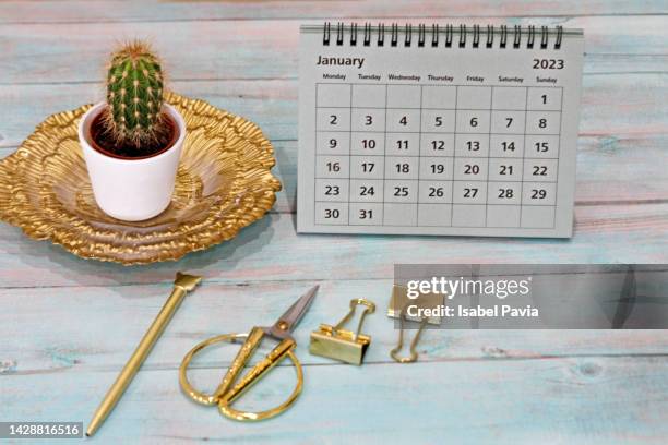 2023 january calendar on desk - january stock-fotos und bilder