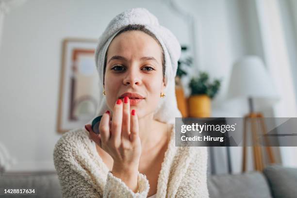 schönheitsroutine der frau - lip balm stock-fotos und bilder