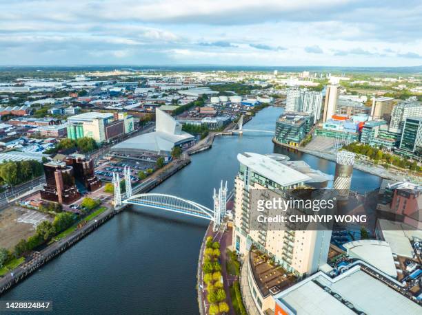 vista de drones de media city salford quays, manchester - salford quays fotografías e imágenes de stock