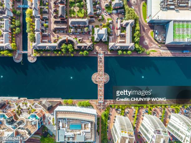 vista de drones de media city salford quays, manchester - manchester inglaterra fotografías e imágenes de stock