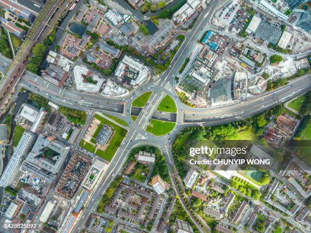 マンチェ�スター市内中心部の街並みのドローンビュー - drone city building day ストックフォトと画像