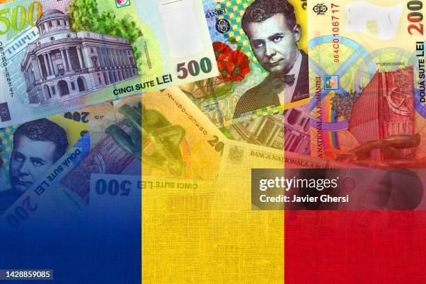 romanian leu cash banknotes and romania flag - 羅馬尼亞 個照片及圖片檔