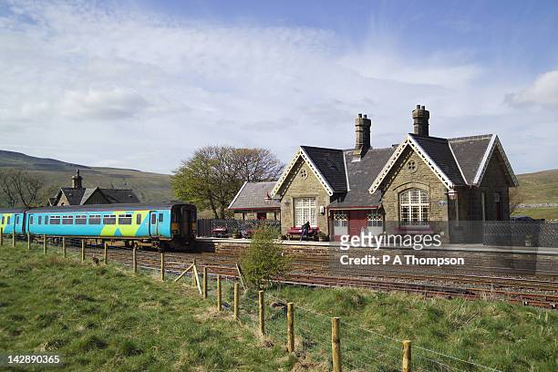 ribbleshead station, north yorkshire, england - northern rail fotografías e imágenes de stock