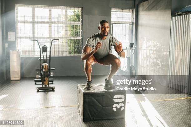 l'uomo nero e l'atleta esercitano, allenano e fanno box jump in palestra per il benessere, la salute e il cardio. allenatore forte e maschio che fa fitness, allenamento e concentrato in abbigliamento sportivo per il bodybuilding. - black male bodybuilders foto e immagini stock