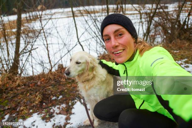 selfie with dog in winter - pet leash stockfoto's en -beelden