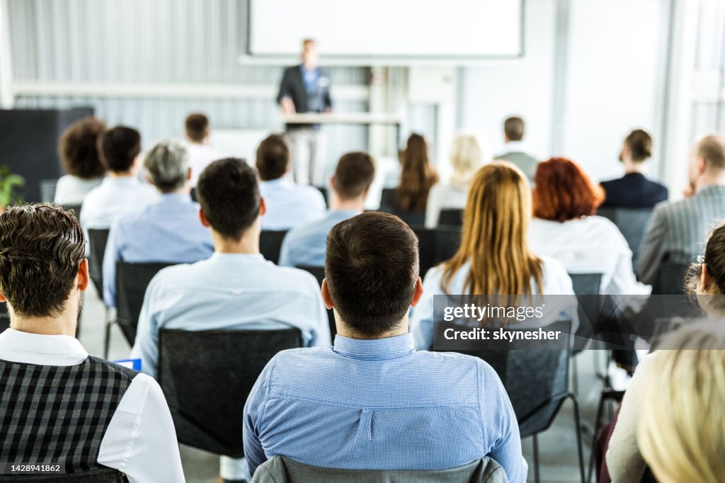 Rückansicht des Business-Seminars im Sitzungssaal.