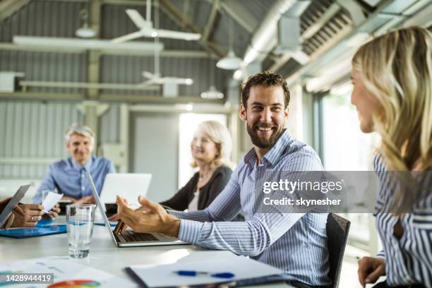 glücklicher geschäftsmann im gespräch mit seinem kollegen bei einem treffen im büro. - business talk sit men stock-fotos und bilder