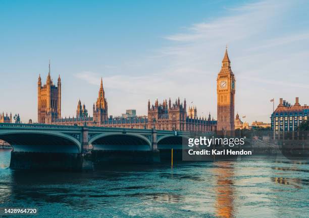 big ben and westminster bridge in london at sunrise - city of westminster stockfoto's en -beelden